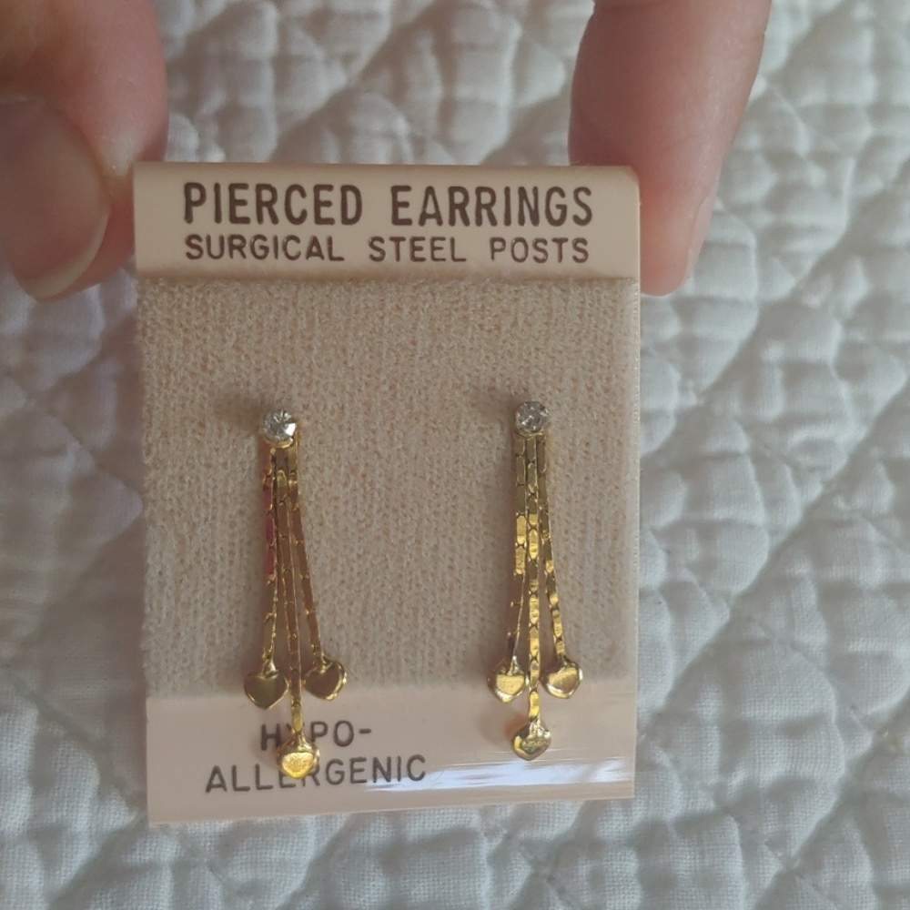 Vintage Gold Tone Dangling Heart Earrings!!!